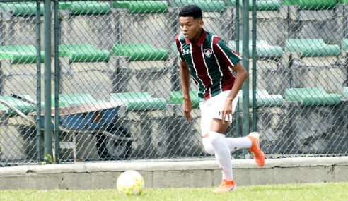 Volante de 16 anos assina primeiro contrato profissional com o Fluminense