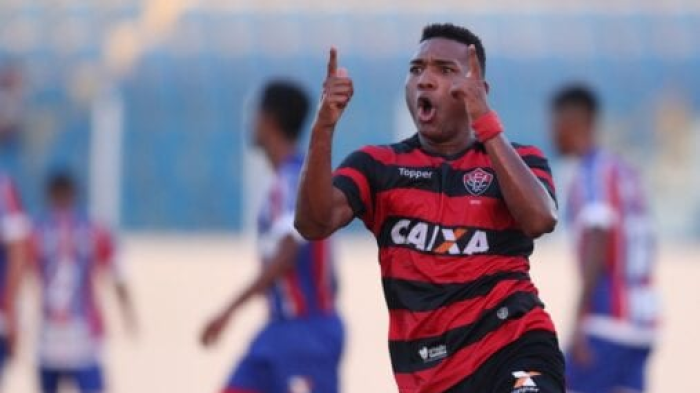 Vitória renova com Eron, emprestado ao Remo; lateral se despede