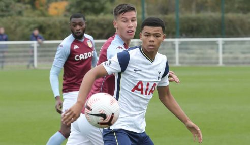 Aston Villa vence duelo de invictos e segue 100% no Inglês sub-18