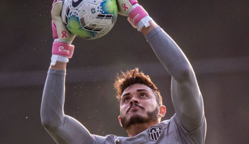 Atlético-MG renova com goleiro titular do sub-20 e libera zagueiro do sub-17