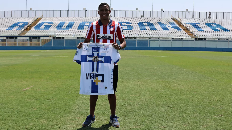 Lateral de 18 anos troca Água Santa-SP pelo Atlético de Madrid-ESP