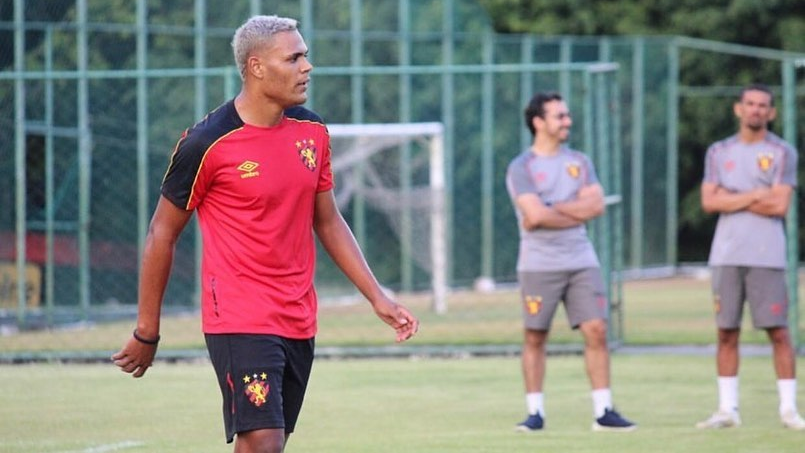 Sport Recife oficializa volta de atacante Mikael