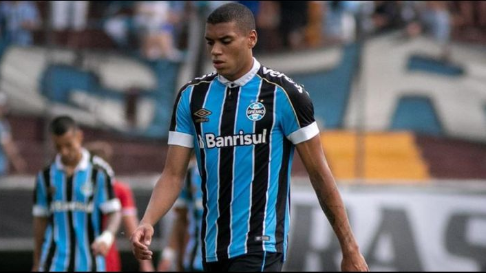 Grêmio recusa proposta por zagueiro e define valor para negociação