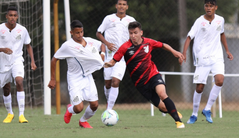 De virada, Santos vence Athletico-PR e assume a liderança do grupo no Brasileirão sub-17