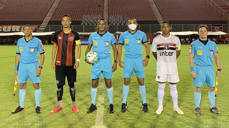 São Paulo aproveita expulsão, bate Vitória e vence a segunda no Brasileirão sub-17