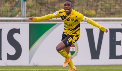 Com mais um show de Moukoko, Dortmund segue 100% no Alemão sub-19