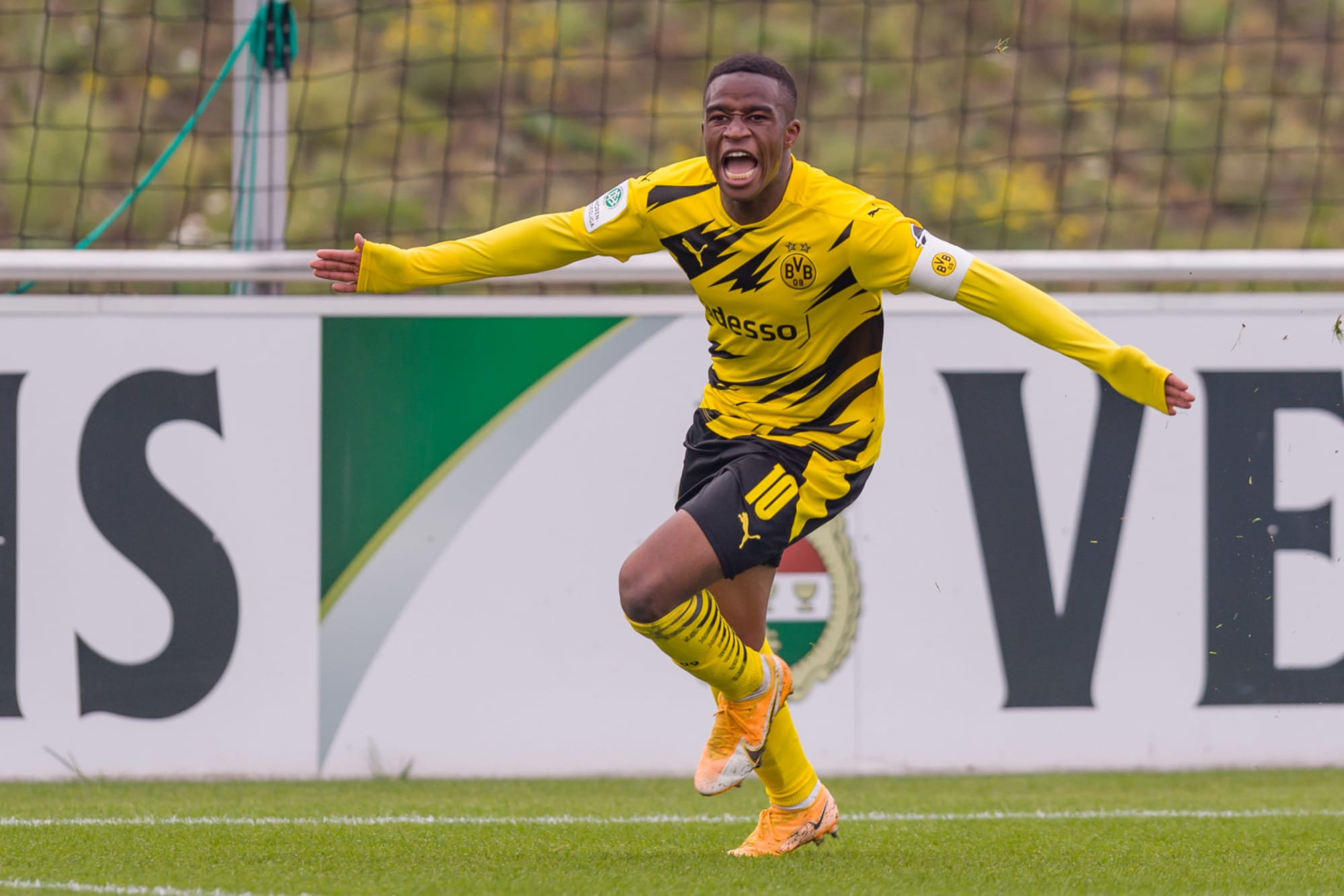 Com mais um show de Moukoko, Dortmund segue 100% no Alemão sub-19