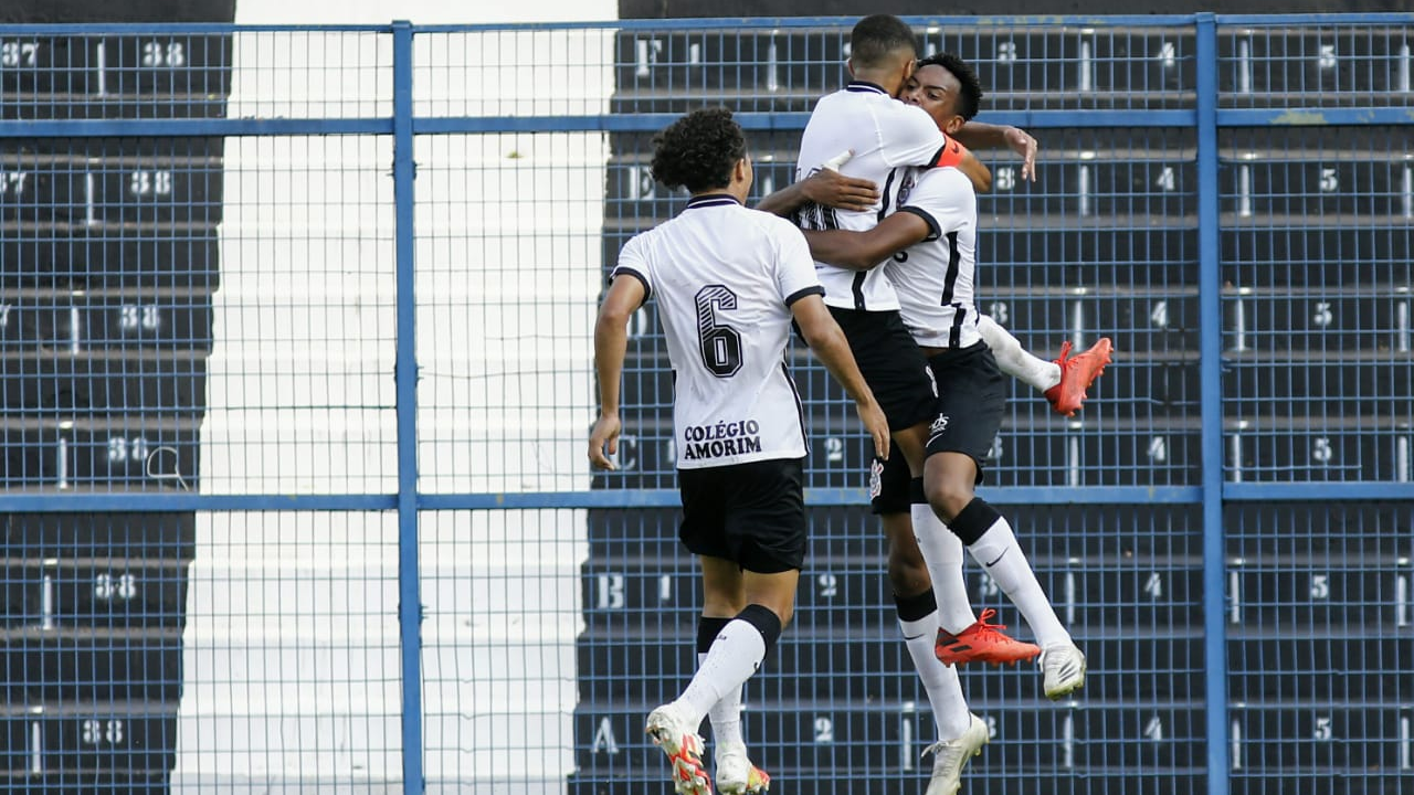 Corinthians vira no segundo tempo, bate Cruzeiro e dispara na ponta do Brasileirão sub-20