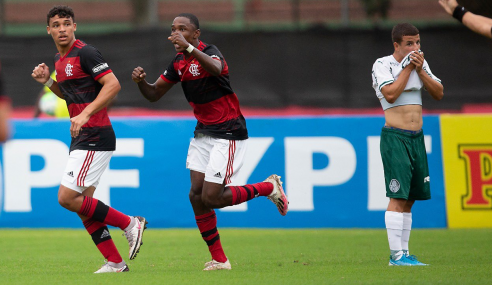 Flamengo aproveita expulsão, vira e goleia Palmeiras pelas quartas do Brasileirão sub-17