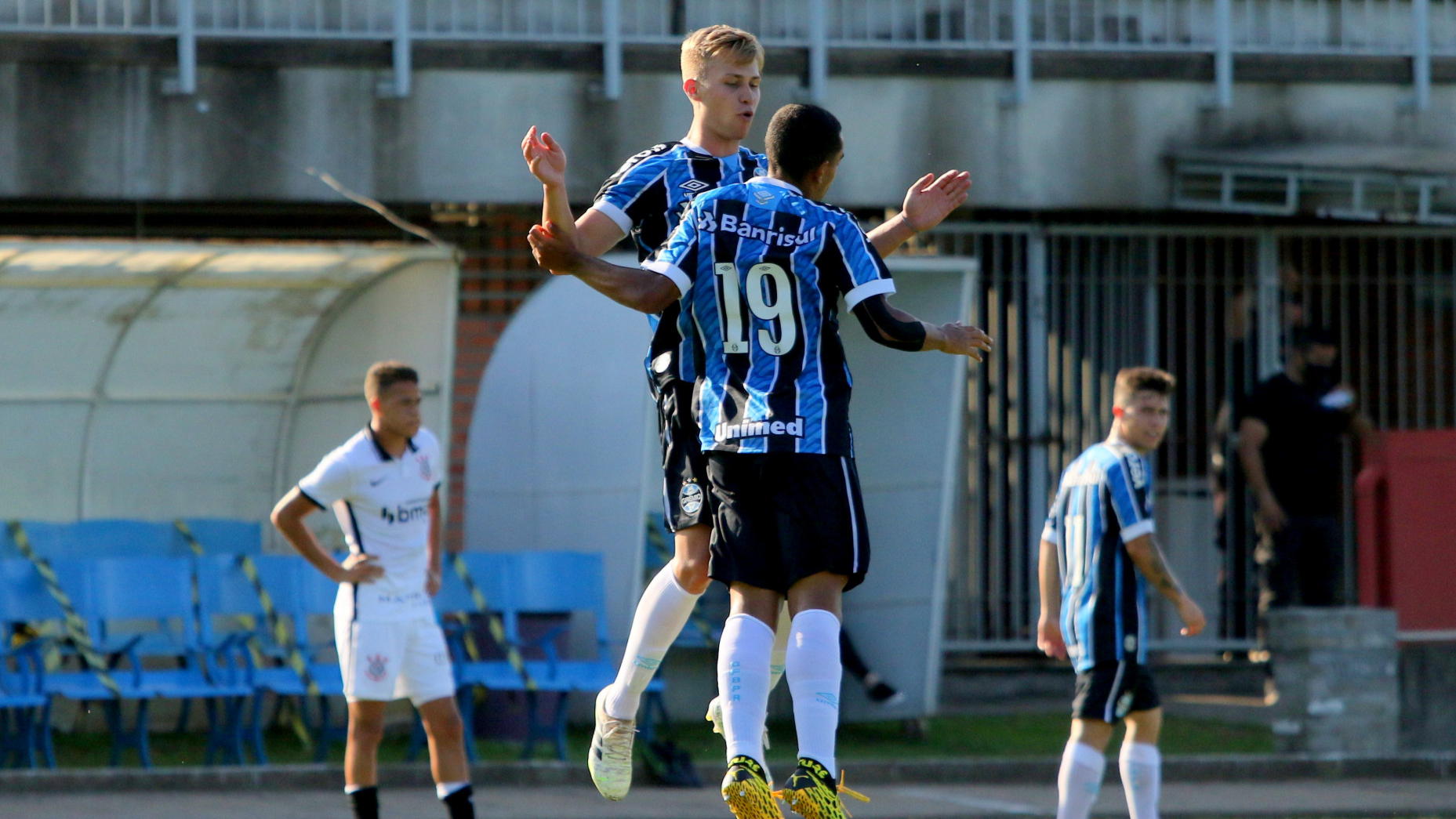 Grêmio vence Corinthians e se garante nas quartas do Brasileirão sub-17