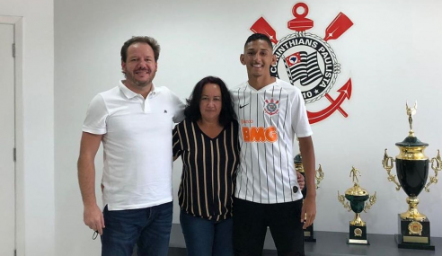 Corinthians assina primeiro contrato profissional com zagueiro do sub-17