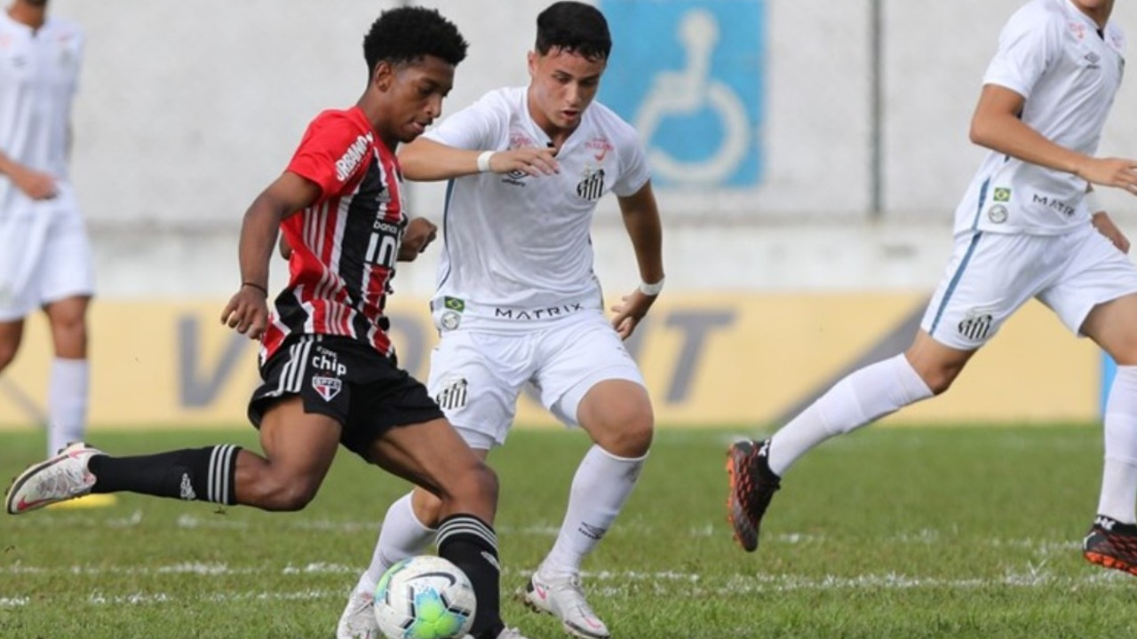 São Paulo aproveita expulsão e goleia Santos fora de casa pelo Brasileirão sub-20