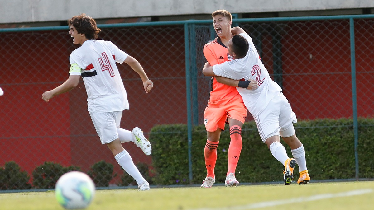 São Paulo elimina Corinthians nos pênaltis e vai às semifinais do Brasileirão sub-17