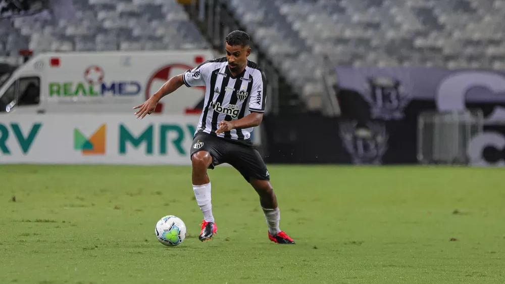 Atlético-MG amplia contrato de lateral até o fim do Brasileirão