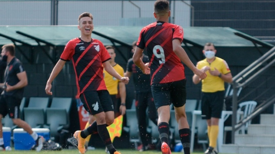 Athletico-PR goleia Grêmio e avança com facilidade no Brasileirão sub-17