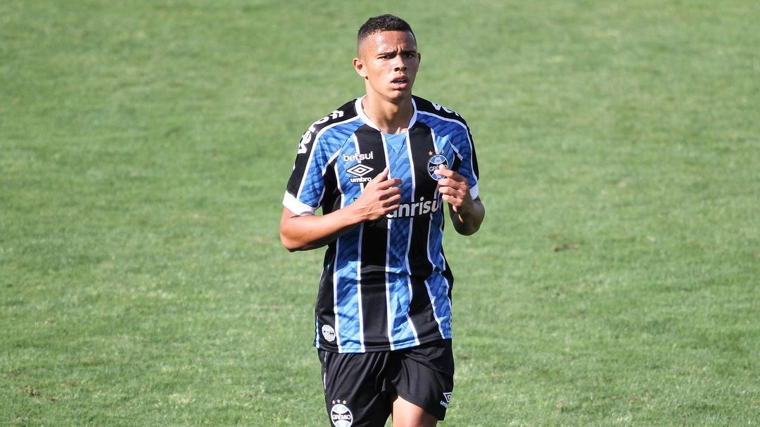 Grêmio encaminha renovação com dois atletas da base e contrata mais um estrangeiro