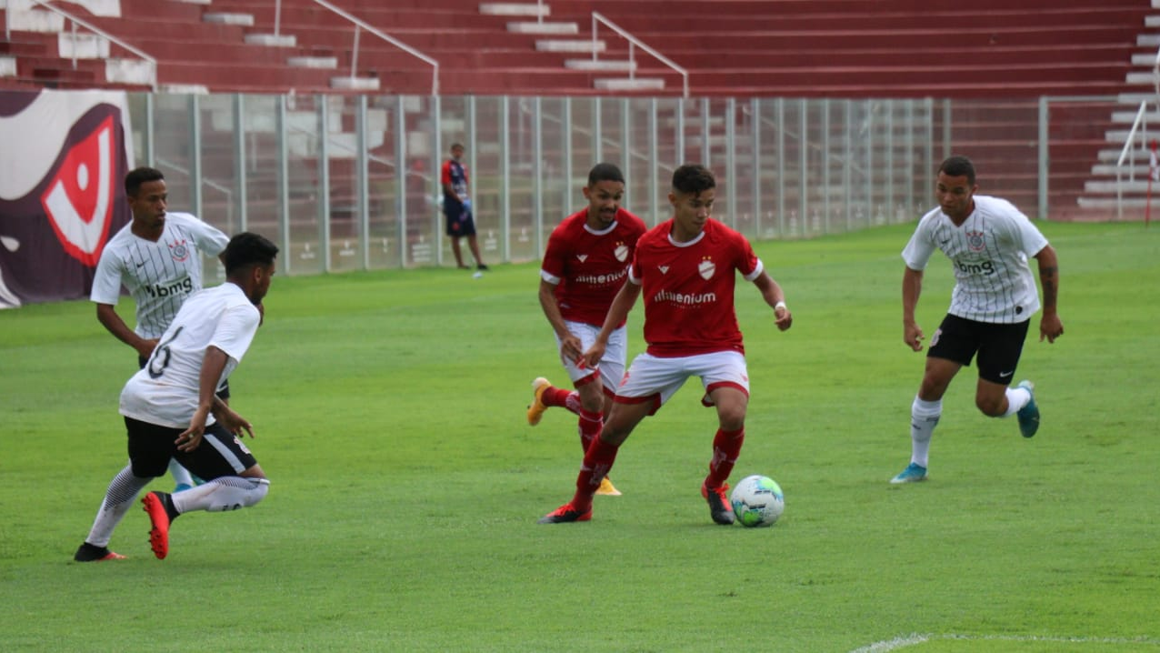 Em jogo com três expulsões, Vila Nova bate Corinthians pelo Brasileirão de Aspirantes