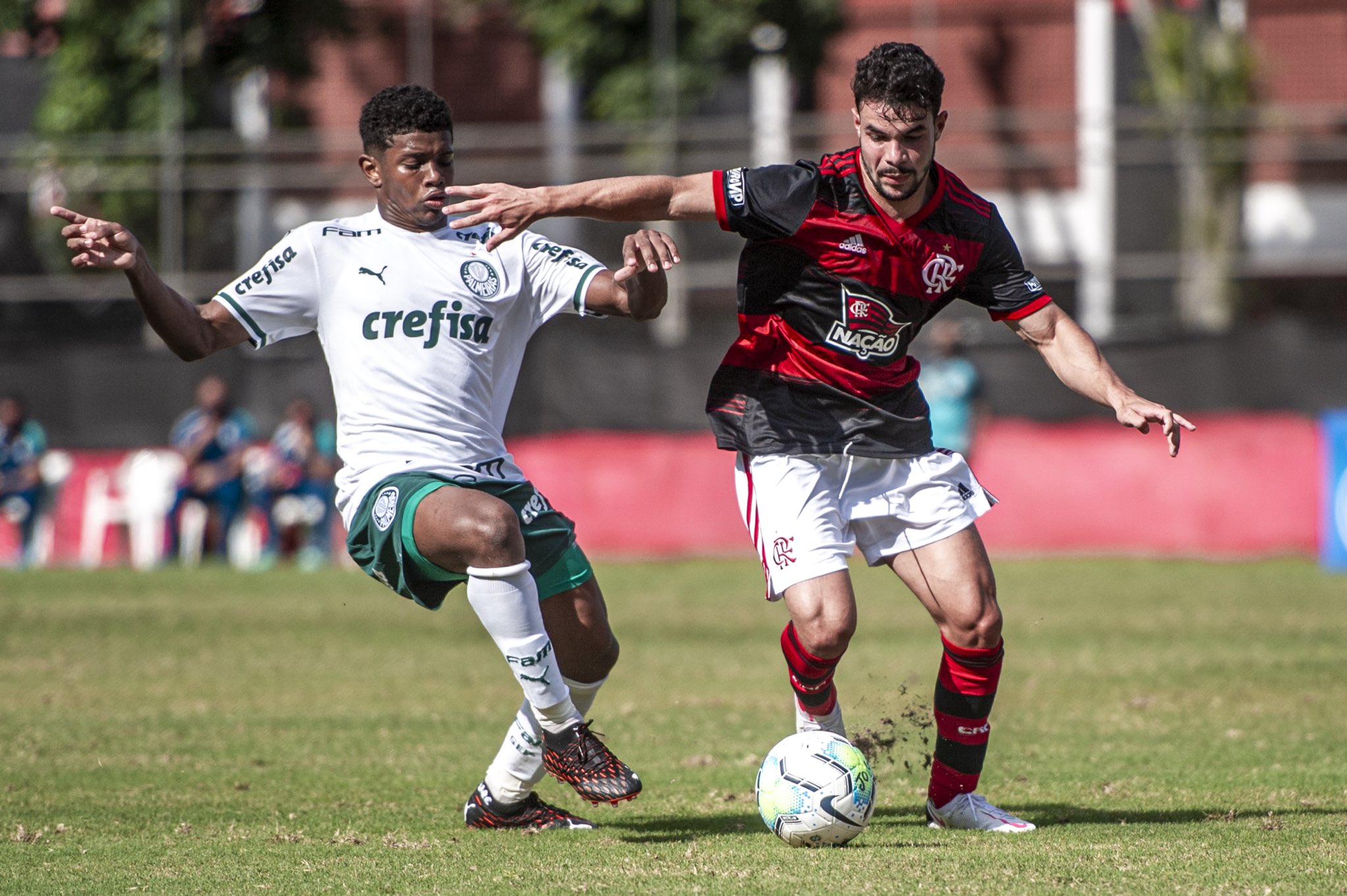 Goleiro pega dois pênaltis e Flamengo bate Palmeiras pelo Brasileirão sub-20