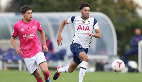 Derby acaba com invencibilidade do Tottenham e segue isolado na ponta do Inglês sub-23