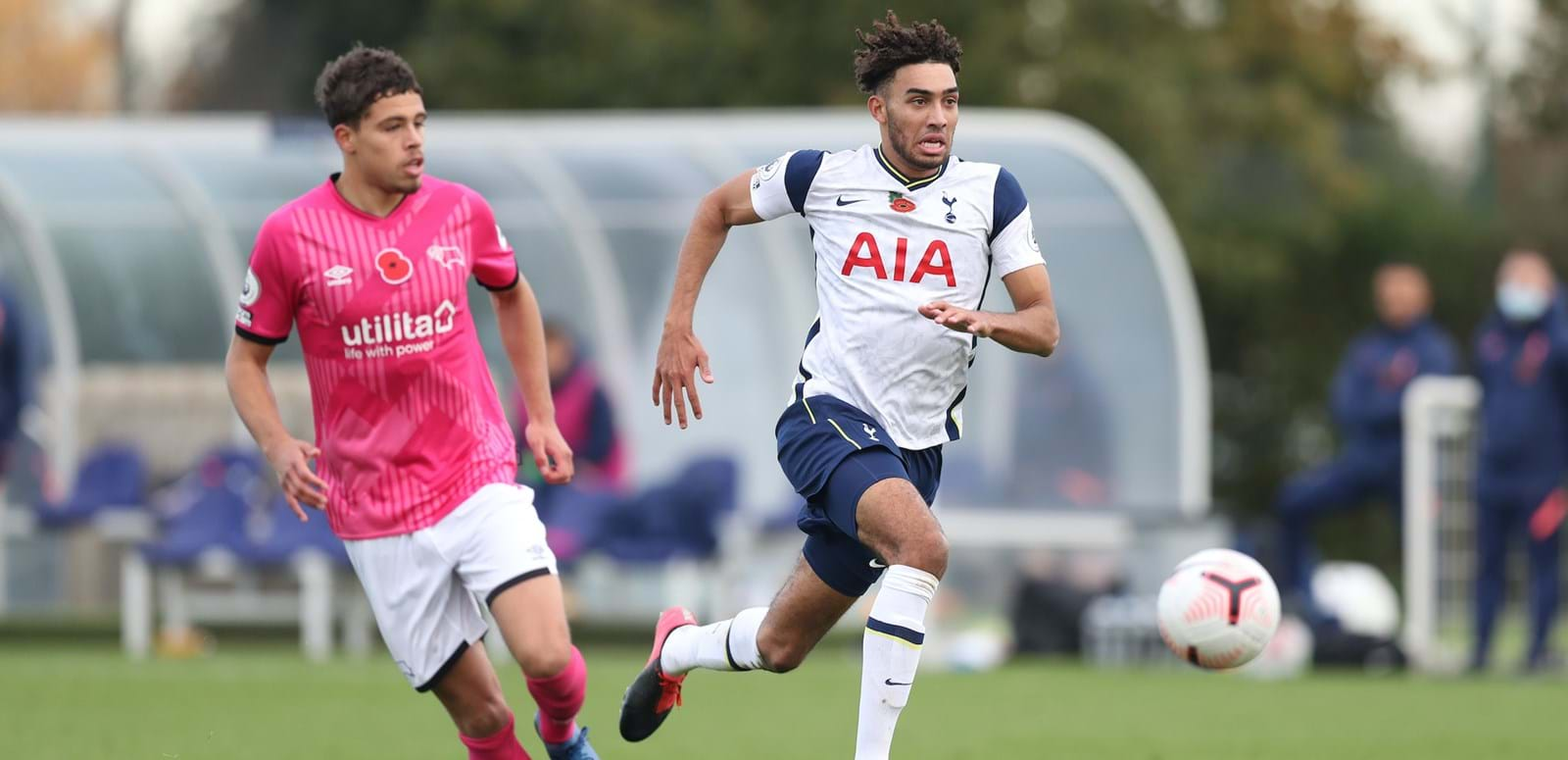 Derby acaba com invencibilidade do Tottenham e segue isolado na ponta do Inglês sub-23