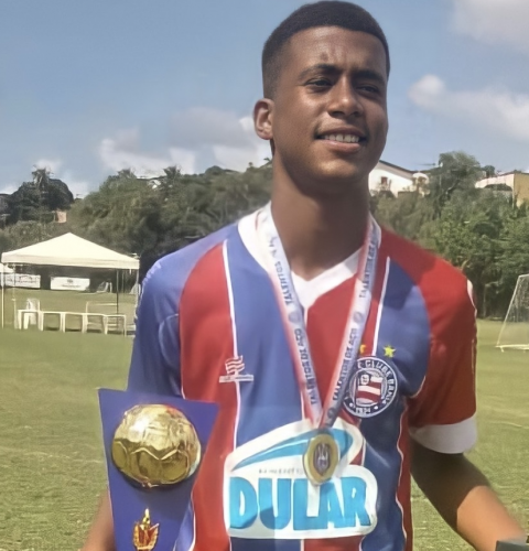 Com apoio da família e exemplo do irmão, Gabriel Amaral surge como esperança de gols na base do Bahia