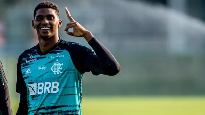 Flamengo renova contrato com goleiro Hugo Souza