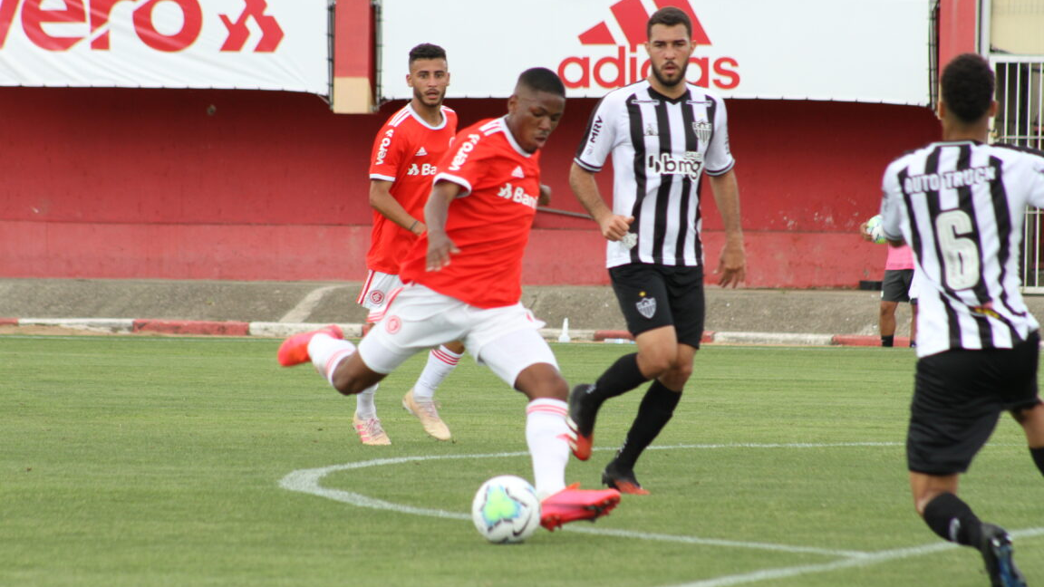 Dupla decide, Atlético-MG vence Internacional e garante vaga nas quartas do Brasileirão Sub-20