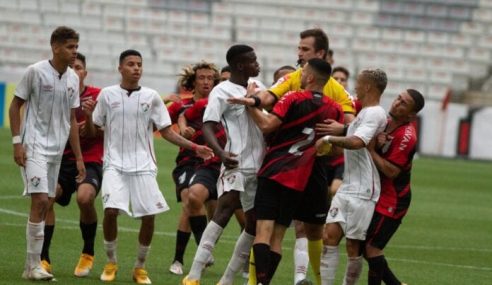Briga generalizada mancha final entre Athletico-PR e Fluminense