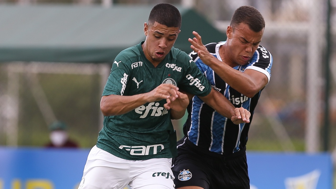 Grêmio marca no último lance, vence Palmeiras e entra no G-8 do Brasileirão Sub-20