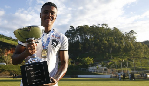 Botafogo assina primeiro contrato profissional com zagueiro do sub-20