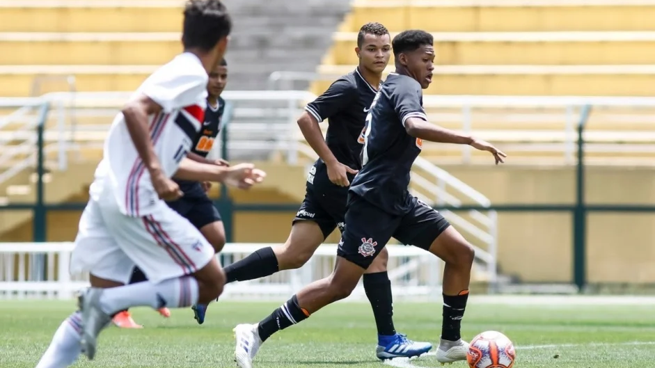 Corinthians renova com volante do sub-20