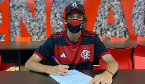 Flamengo firma contrato profissional com artilheiro do sub-17