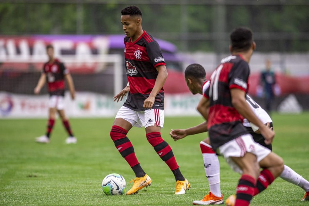 Vitória vira no fim, bate Flamengo na Gávea e entra no G-8 do Brasileirão Sub-20