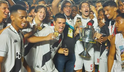 Dirigentes vascaínos comemoram conquista inédita do time sub-20