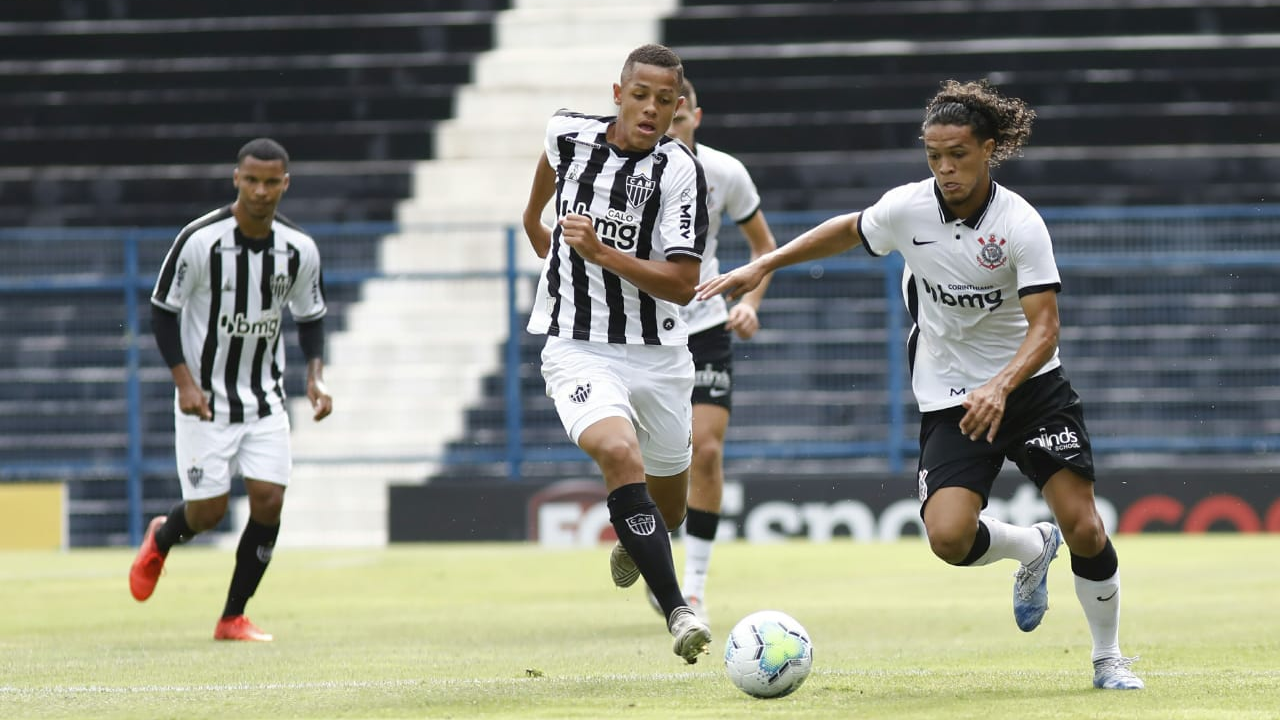 Atlético-MG marca no fim e empata com o Corinthians pelas semifinais do Brasileirão Sub-20