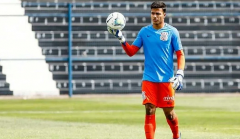 Goleiro do sub-17 se despede do Corinthians, que amplia contrato de meia