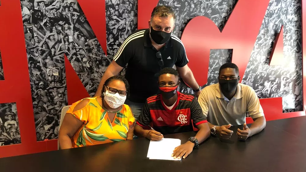 Atacante completa 16 anos e assina contrato profissional com o Flamengo