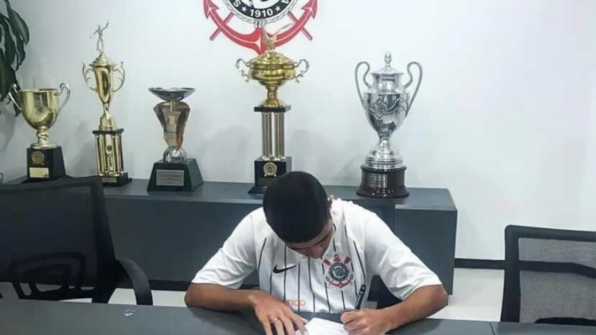 Corinthians traz meia-atacante do Retrô para a categoria sub-17