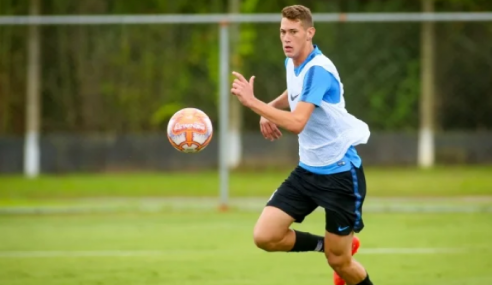 Corinthians renova com zagueiro do sub-20