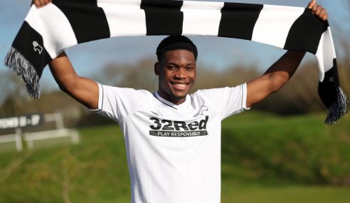 Derby County-ING traz zagueiro de 18 anos do Manchester United-ING