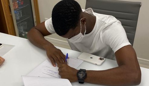 Goleiro campeão brasileiro sub-17 renova contrato com o Fluminense
