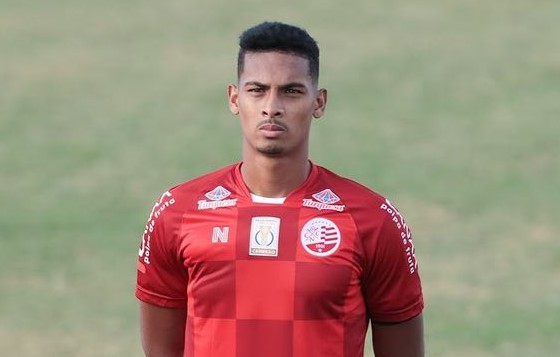 Zagueiro que interessa ao Corinthians renova contrato com o Náutico