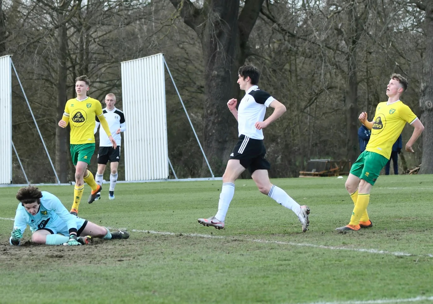 Inglês Sub-18: Fulham aplica goleada e retoma a liderança da Chave Sul