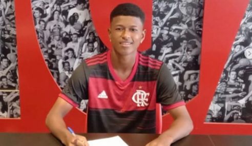 Bill assina primeiro contrato com o Flamengo