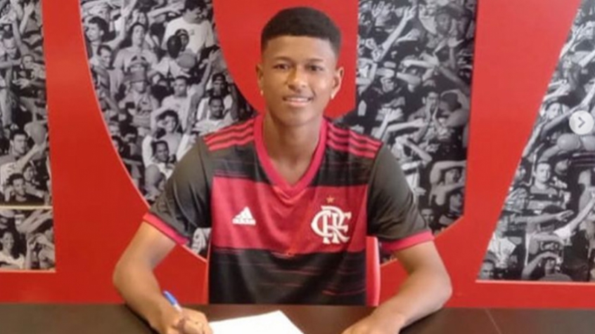 Bill assina primeiro contrato com o Flamengo