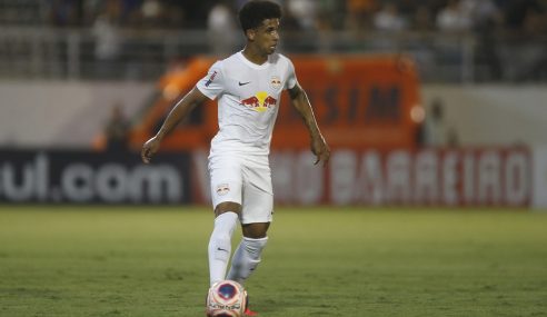 Bragantino exerce opção de compra e fica com Vitinho em definitivo