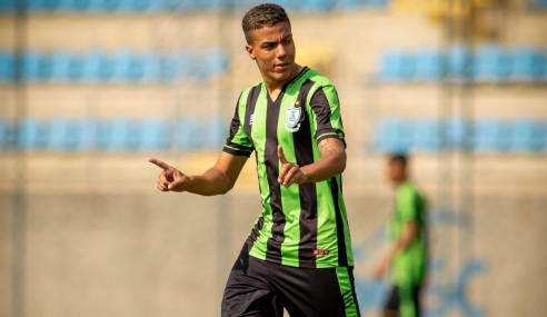 Adaptado ao profissional, Carlos Alberto sonha com Libertadores pelo América-MG e espaço na Seleção