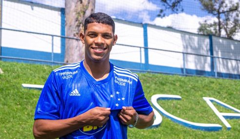 Cruzeiro oficializa contratação do atacante Vitor Leque
