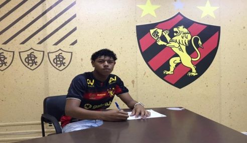 Goleiro assina primeiro contrato profissional com o Sport
