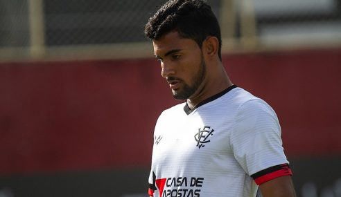 Vitória renova contrato com três atletas formados na base